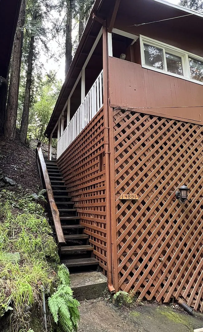 Two Bedroom hilltop home with Carport, large back yard, mini-split heating w/d hook ups — Photo 4