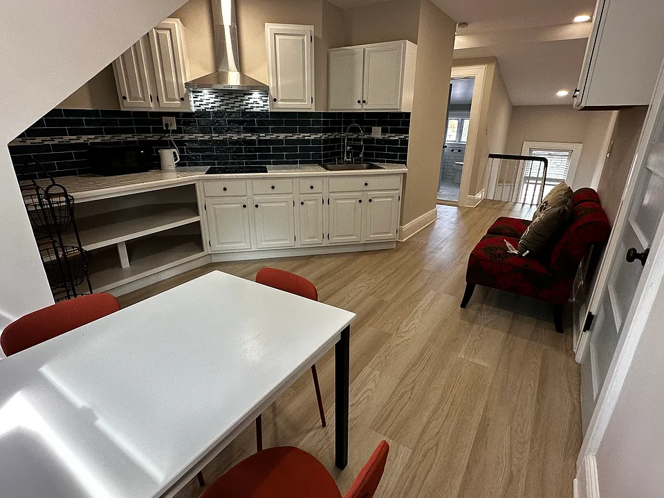 106 Parkview Ave #1