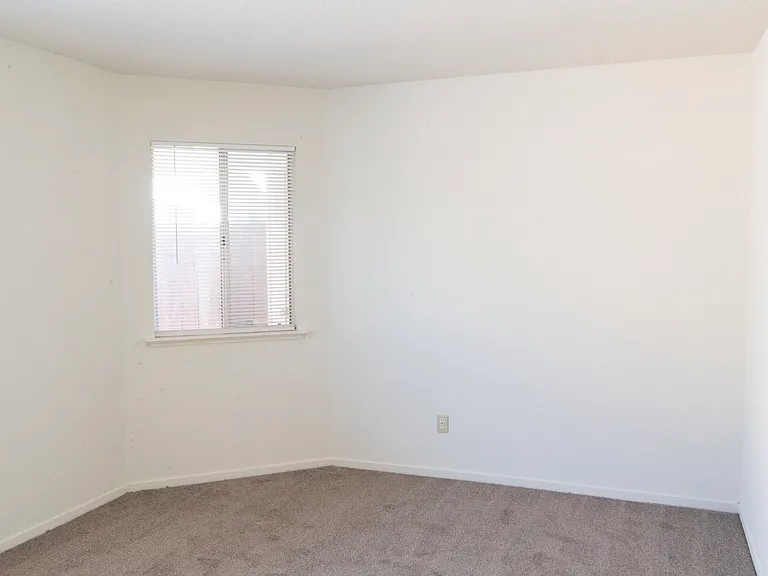 7010 N Thorne Ave #102 — Photo 18