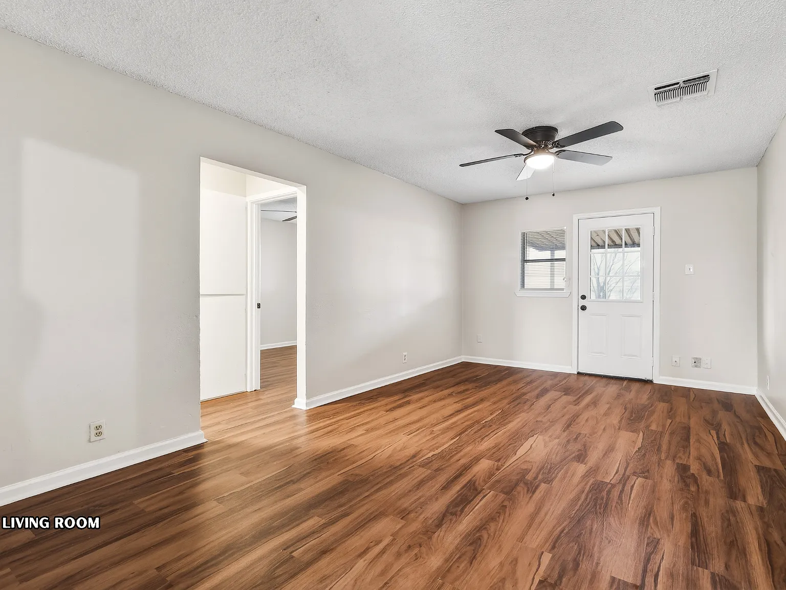 3 bed, 980 sqft, $1,490 — Photo 2