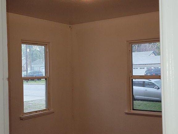 5th image of 907 W 27th St