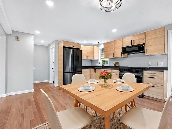3rd image of 853 Washington St APT 6
