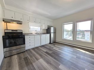  367 Broad St 3rdflr 2b/1b Renovated Newfloor Newpaint 1petok Laundry, Cumberland, RI 02864