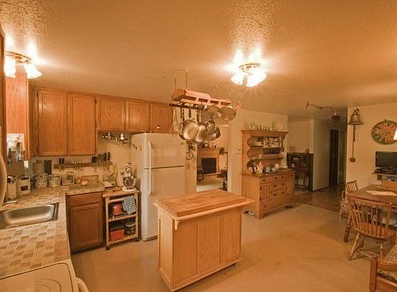 2nd image of 201 NE Riverhill Ln