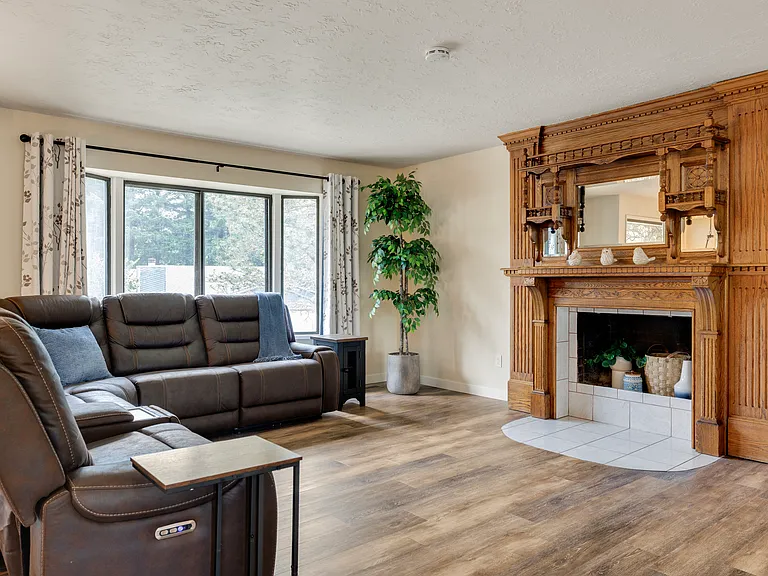 Upper Level
Living Room
+80" TV 
+Aesthetic Fireplace
+Couch has chargers/recliners
+Dog crate (2)