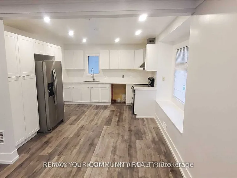 953 Yonge St — Photo 2