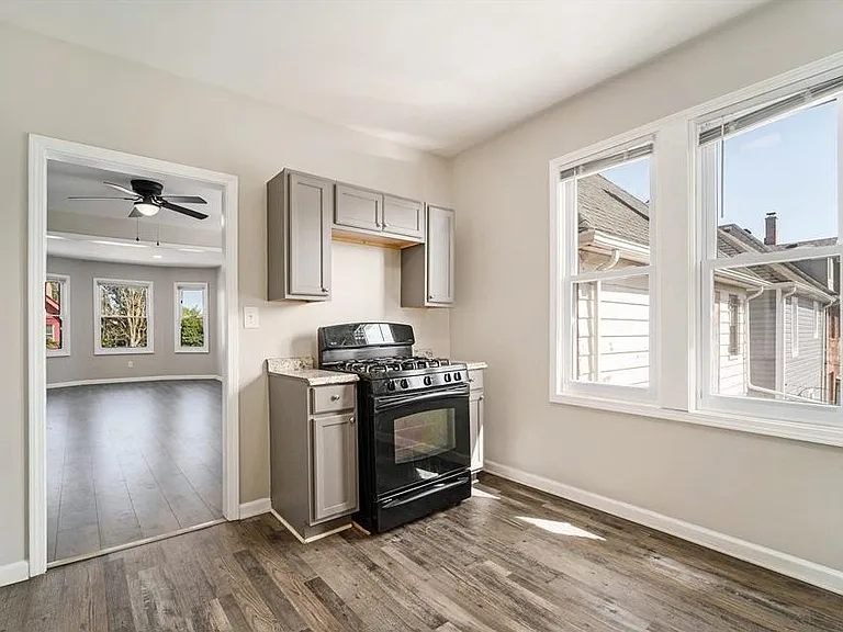 1045 Casgrain St — Photo 8
