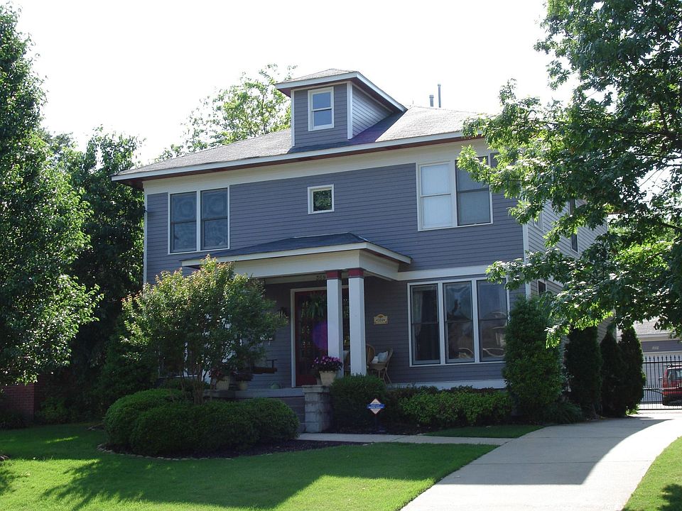 Four-Square Architecture in Historic District