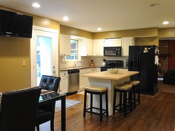 4th image of 444 Anthony Ct