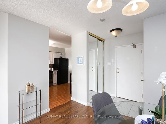 5th image of 26 Hanover Rd #1704