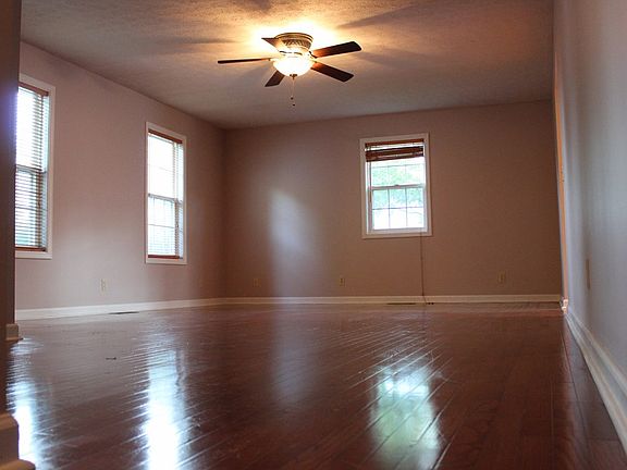4th image of 105 Robin Dr