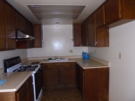 3rd image of 1291 Paramount Blvd APT 3
