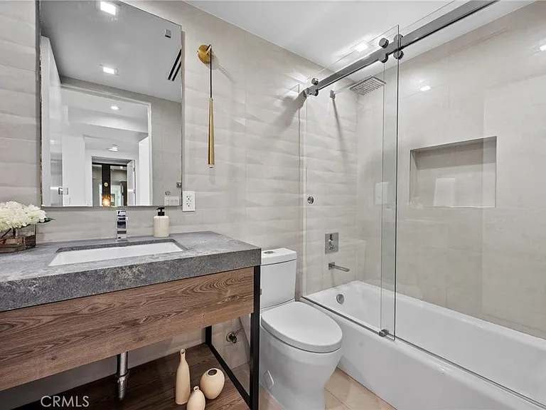 2033 Glencoe Way — Photo 12