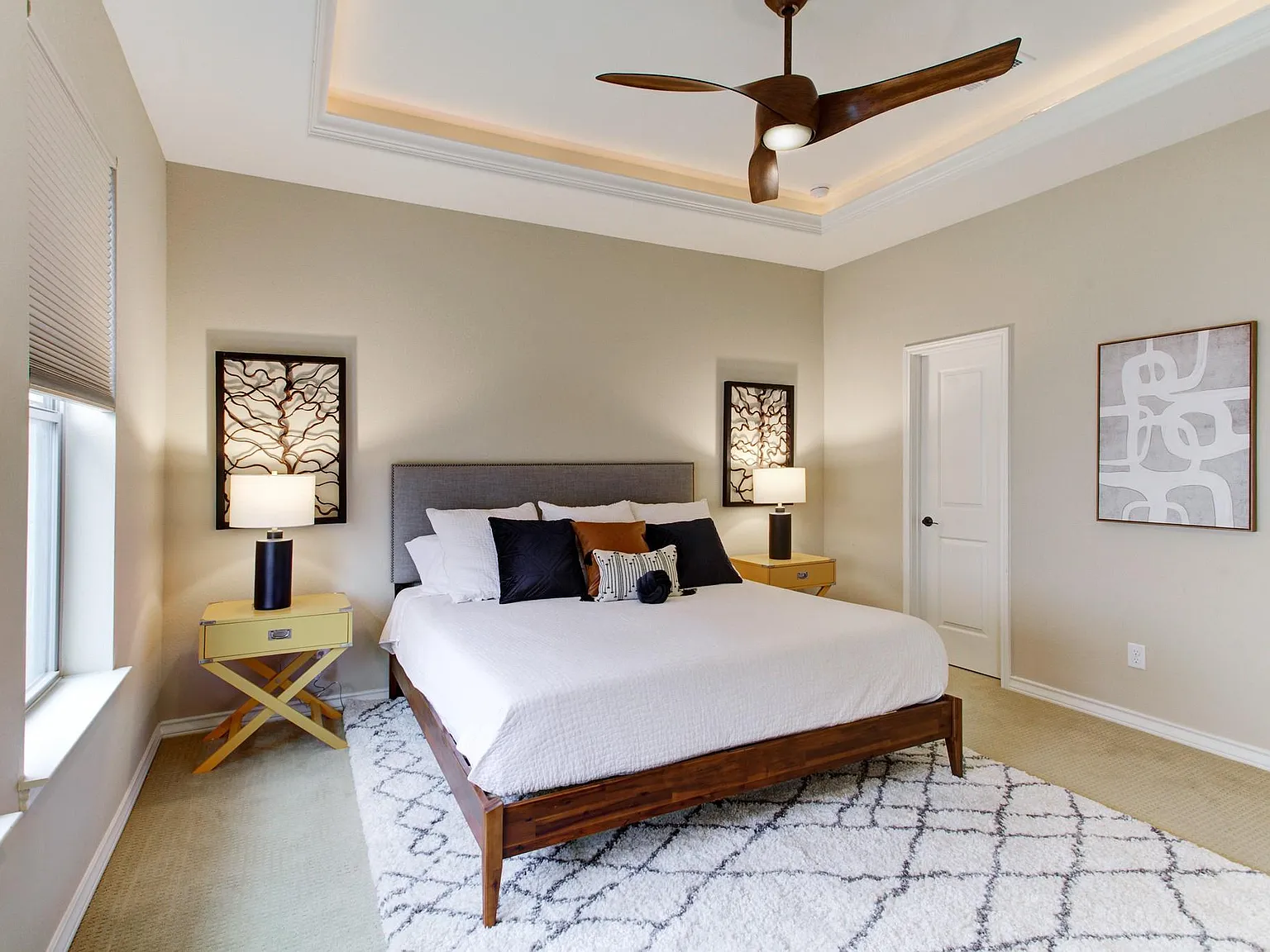 3 bed, 5.0 bath, 3028 sqft, $5,500 — Photo 4
