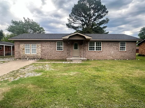 604 S 1st St, Henryetta, OK 74437