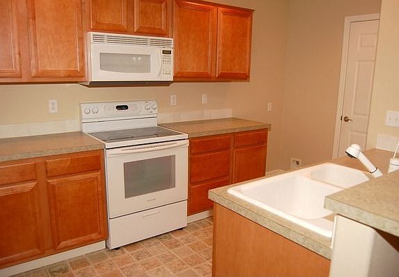 Oak Kitchen & Large Pantry