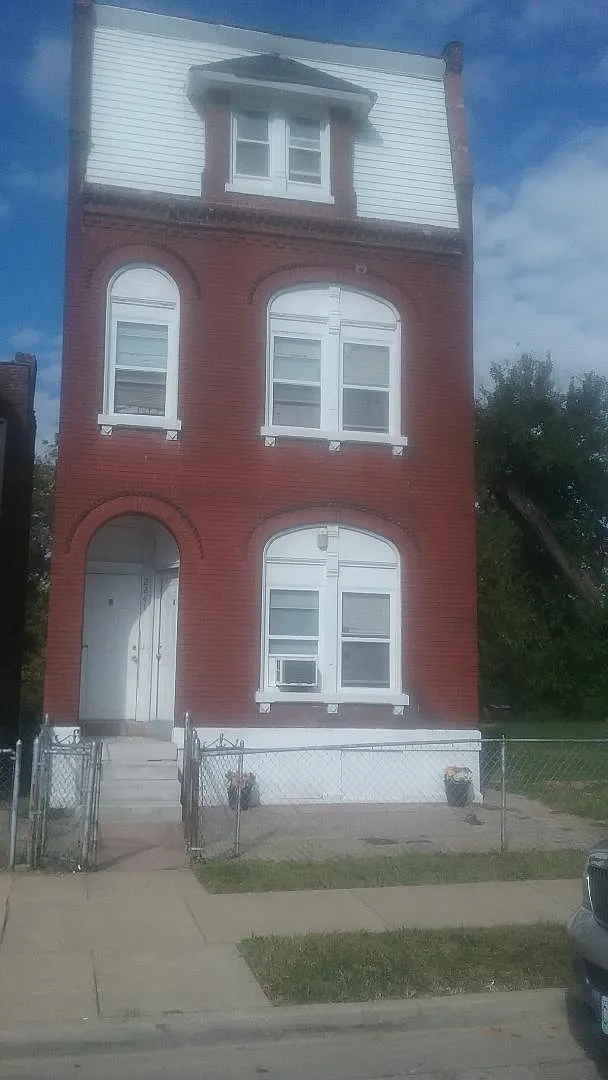 2241 Sullivan Ave photo 1