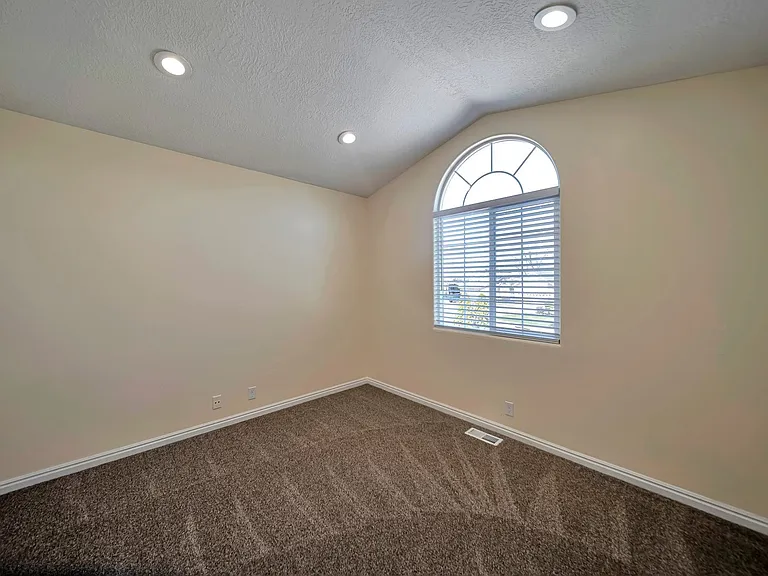 2255 W Red Robin Rd — Photo 17
