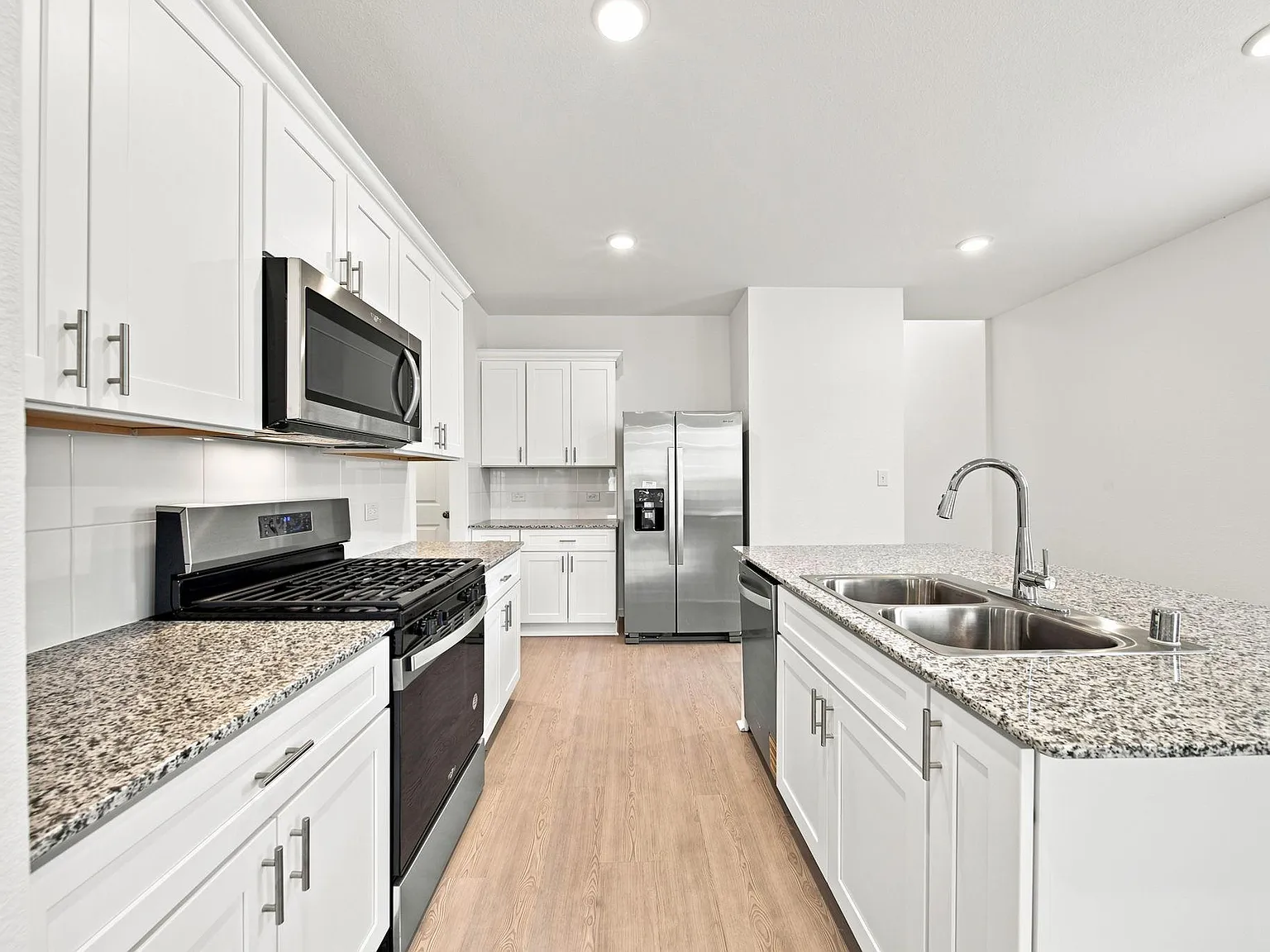 4 bed, 2.5 bath, 2536 sqft, $2,399 — Photo 4