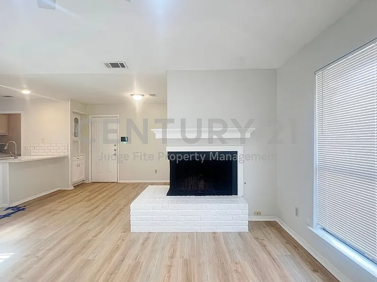 3037 Airhaven St — Photo 2