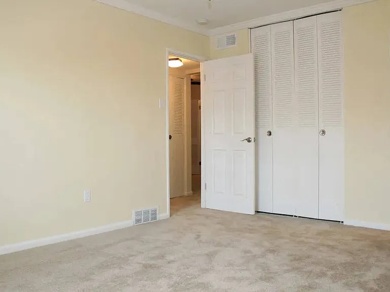 Colonial Village Apartments — Photo 27