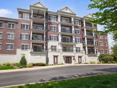 446 McDaniels Cir APT 302, Clarendon Hills, IL, 60514