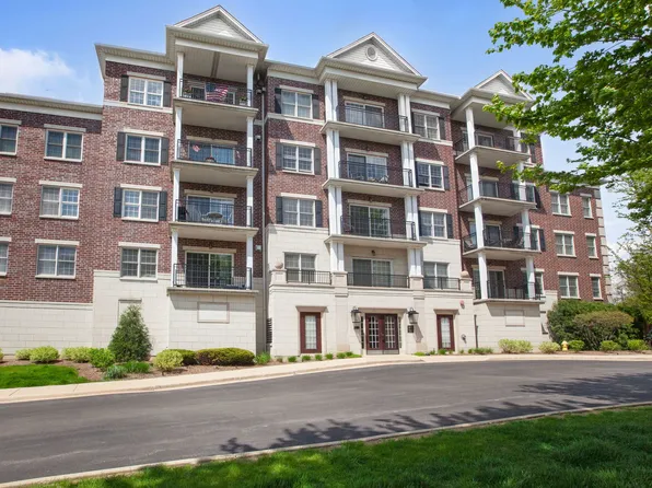 446 McDaniels Cir APT 304, Clarendon Hills, IL 60514