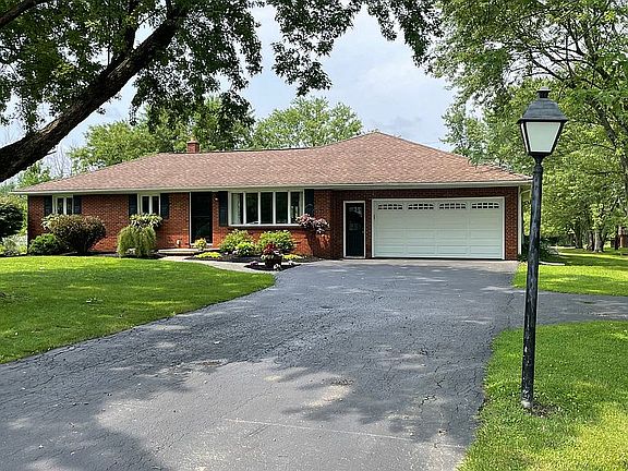 3rd image of 52 Bridle Ln
