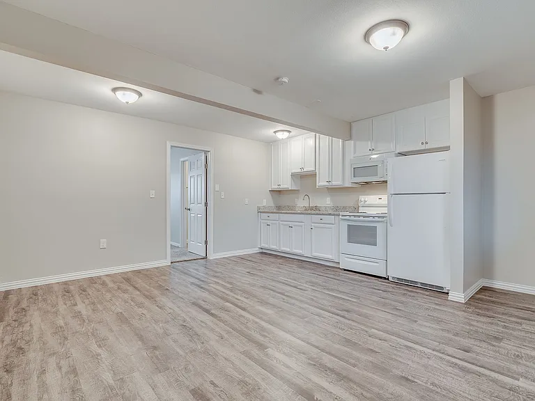 Oak Street Flats: Ranch Style Fully Remodeled Come Check Us Out — Photo 16