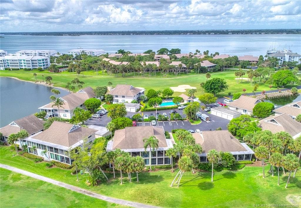 333 NE Golfview Cir