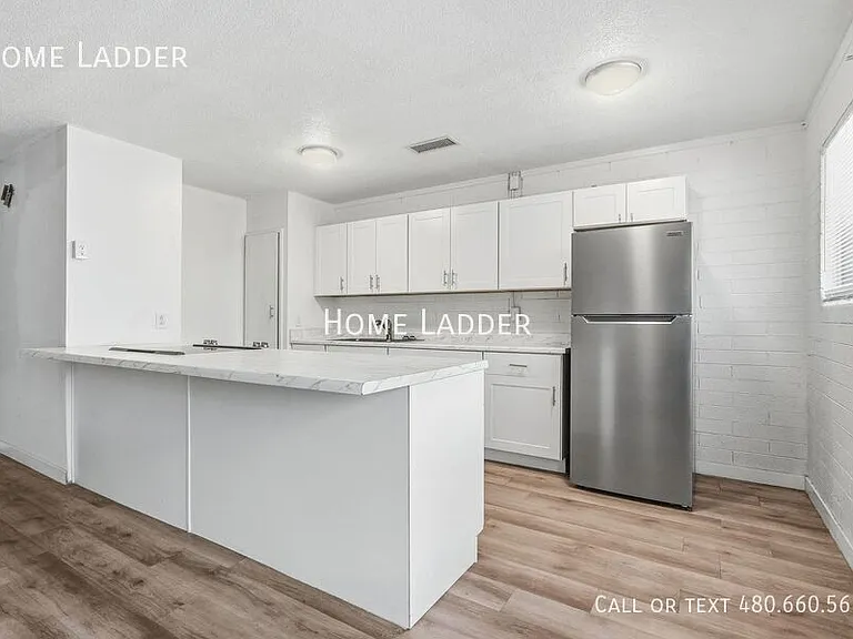 1332 W 5th St #8 — Photo 2