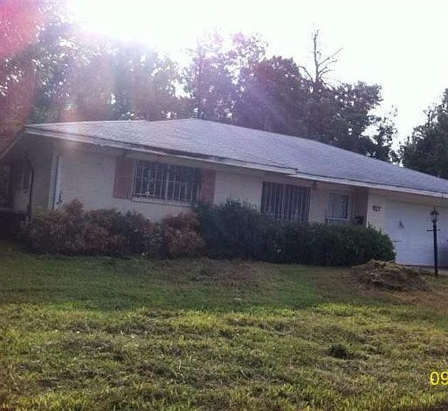 1st image of 4015 Robin Ln