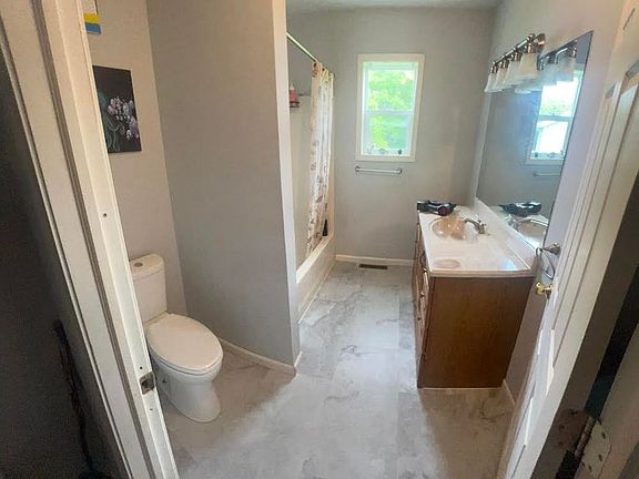 4th image of 806 Fyler Rd