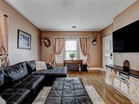 4th image of 463 Saint Charles St