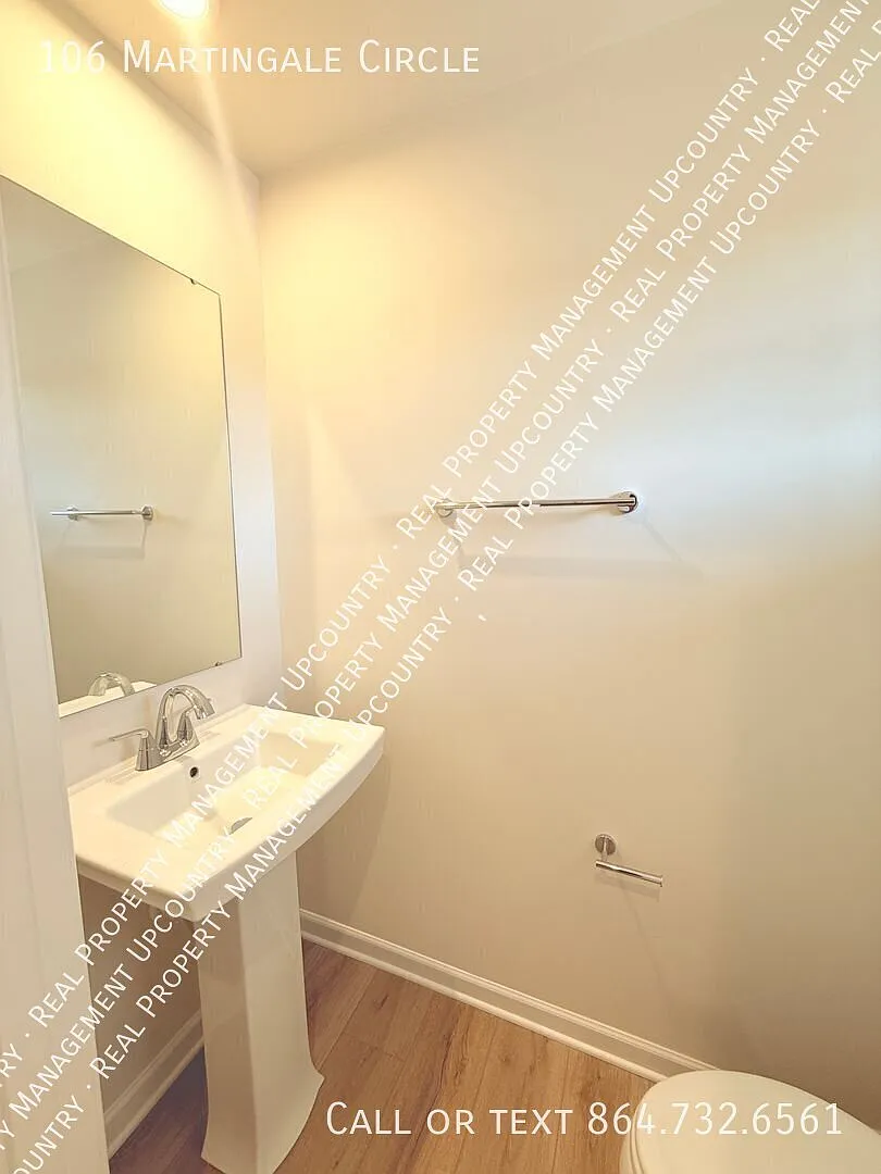 Fresh Townhome with Pool — Photo 3