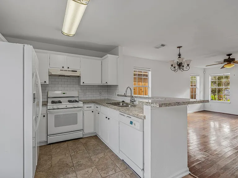 2106 Nettleton St — Photo 4