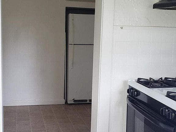 Separate eat-in kitchen