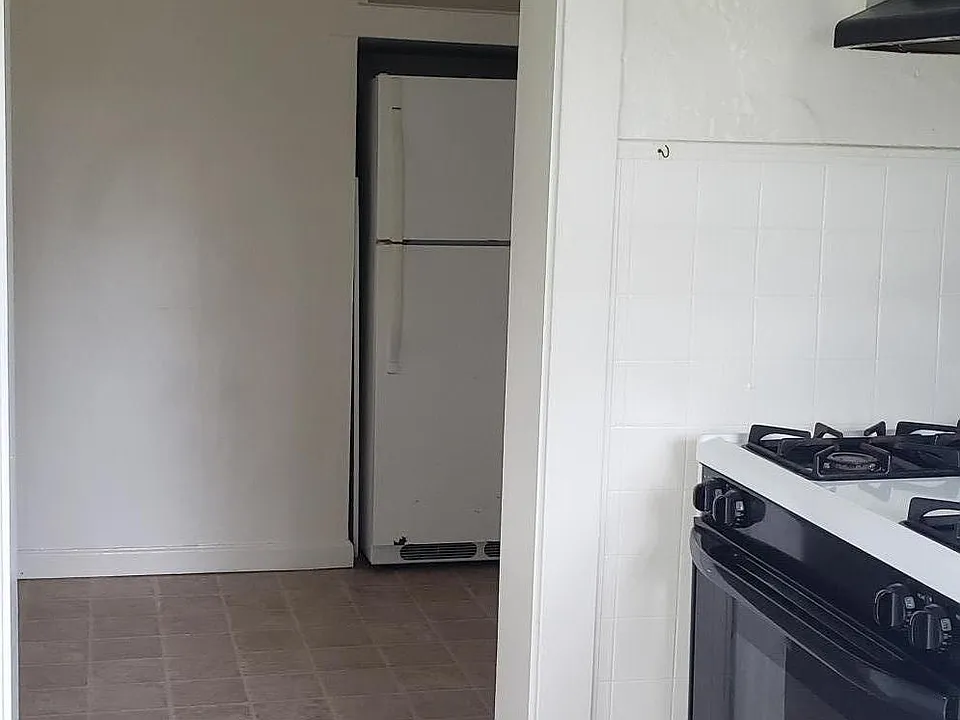Separate eat-in kitchen