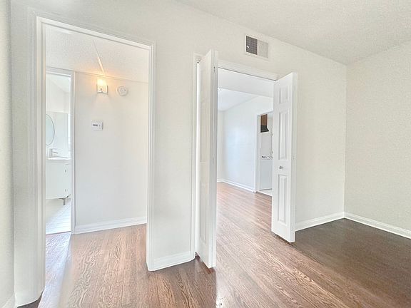 4th image of 220-222 S Rexford Dr #222-B