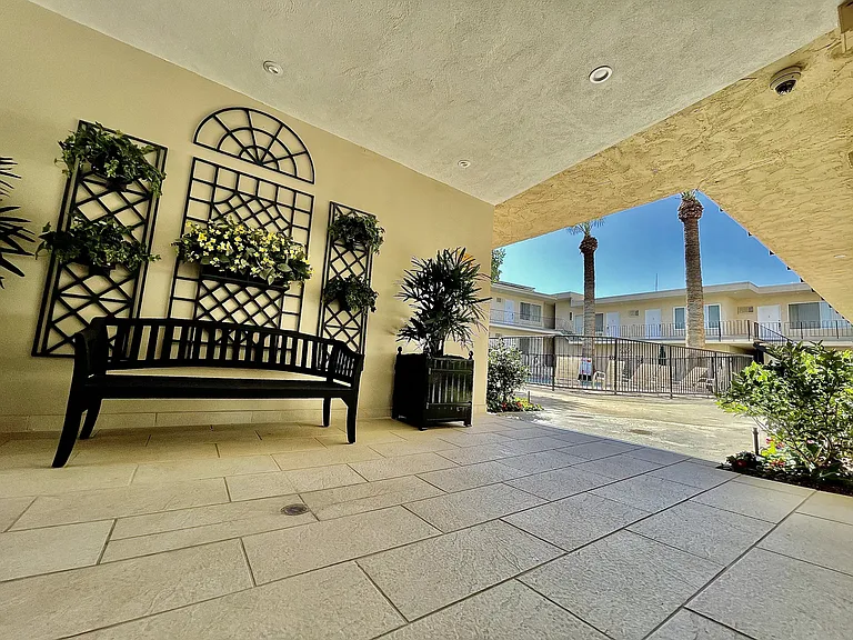 Encino Town & Country — Photo 7