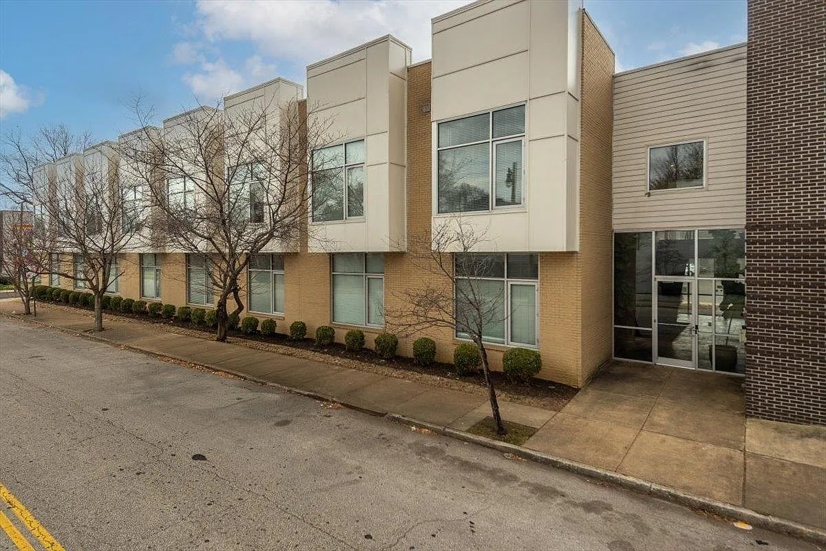 1 bed, 1.0 bath, 792 sqft, $1,285 — Photo 1