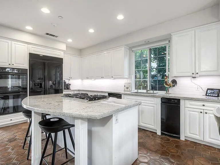 688 Cypress Hills Dr — Photo 9