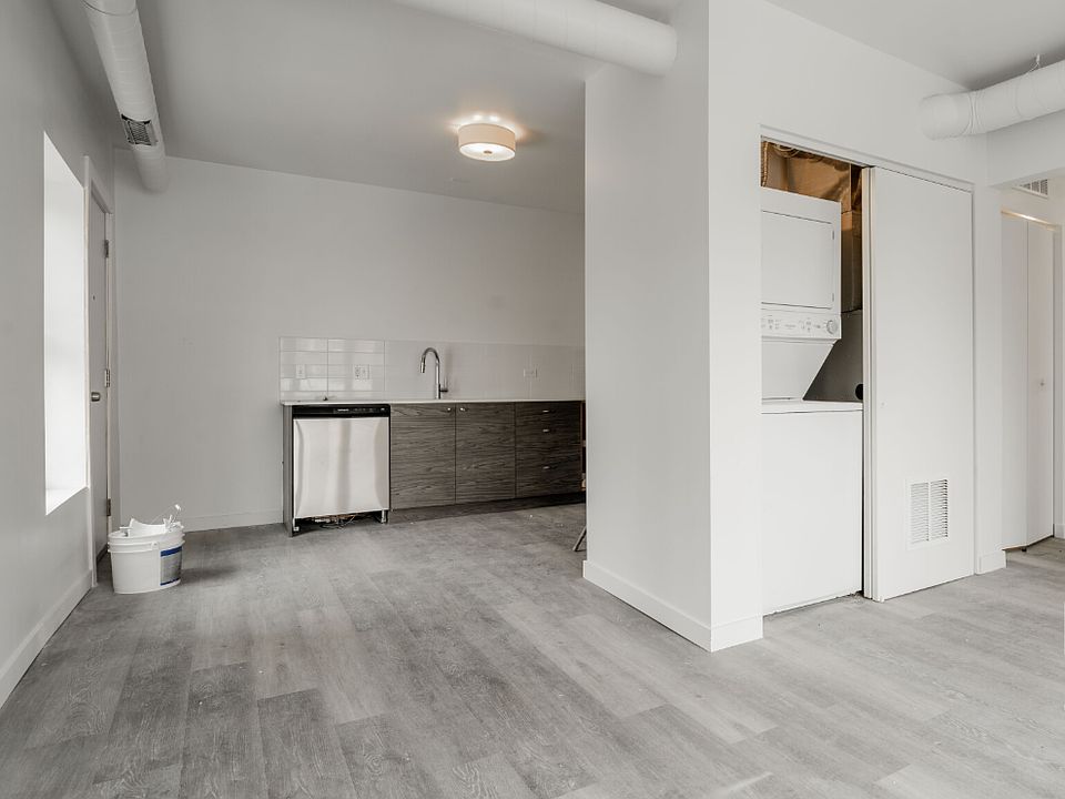 1st image of 1712 W Glenlake Ave APT 3E