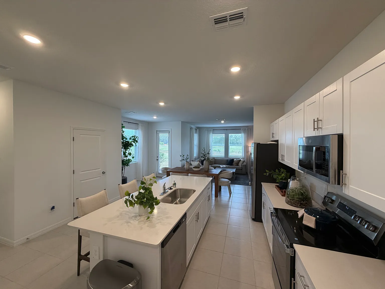 3 bed, 2.5 bath, 1807 sqft, $2,150 — Photo 4