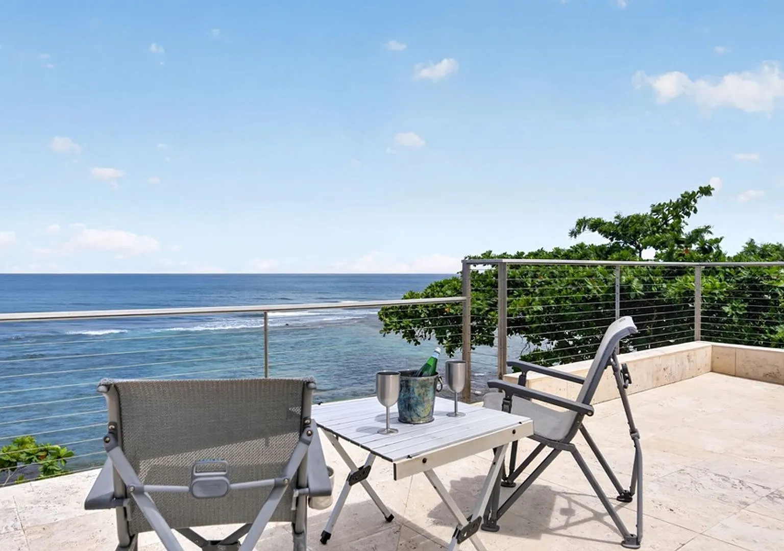 HaleGator: Award-Winning Oceanfront Home w/ Rooftop Lanai & Ocean Views — Photo 3
