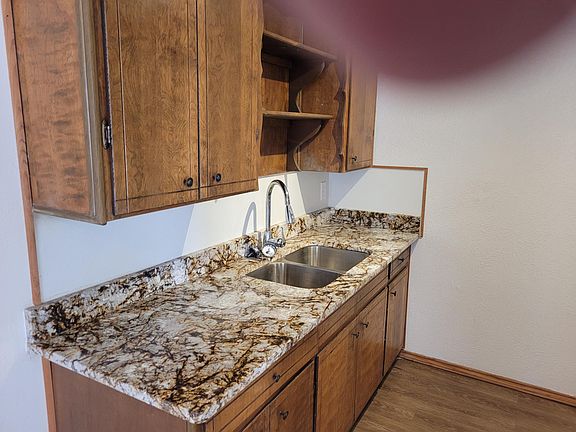 4th image of 663 W Oak St