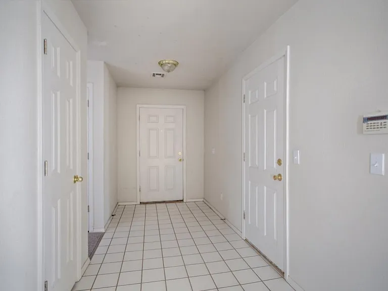 1028 Pinelake Ct — Photo 2