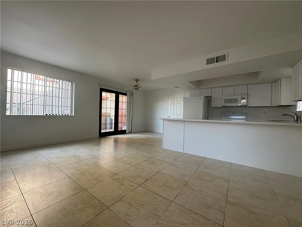 2 bed, 2.0 bath, 964 sqft, $1,350 — Photo 2
