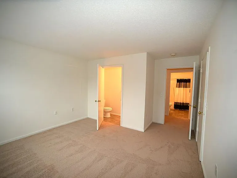 Taylor Pointe Apartments — Photo 18
