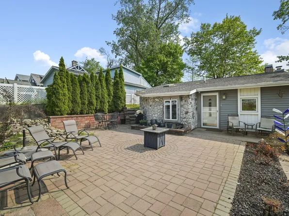 1386 Lake Shore Dr, Brooklyn, MI 49230